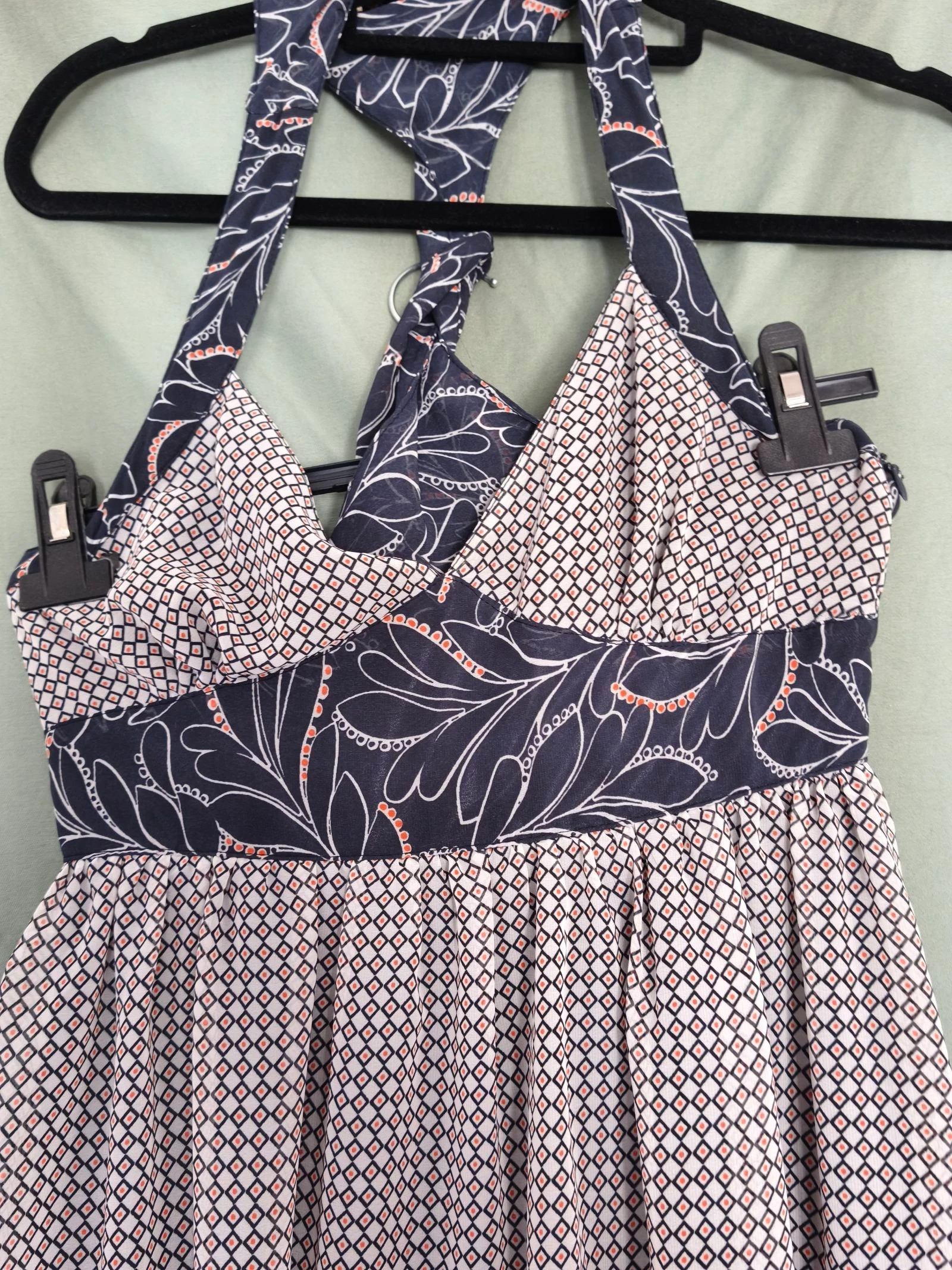 Vestido longo com um padrão floral e geométrico. – photo 3